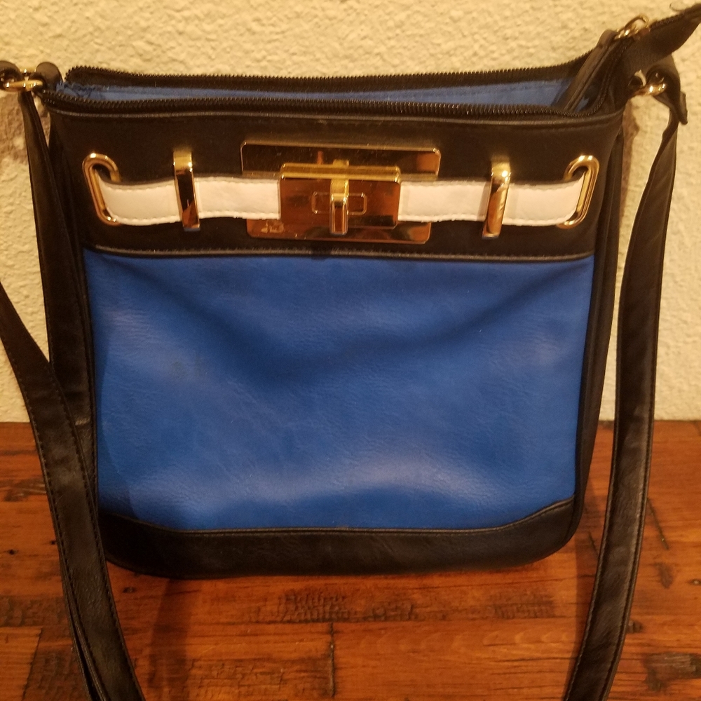 APT9 cross body purs